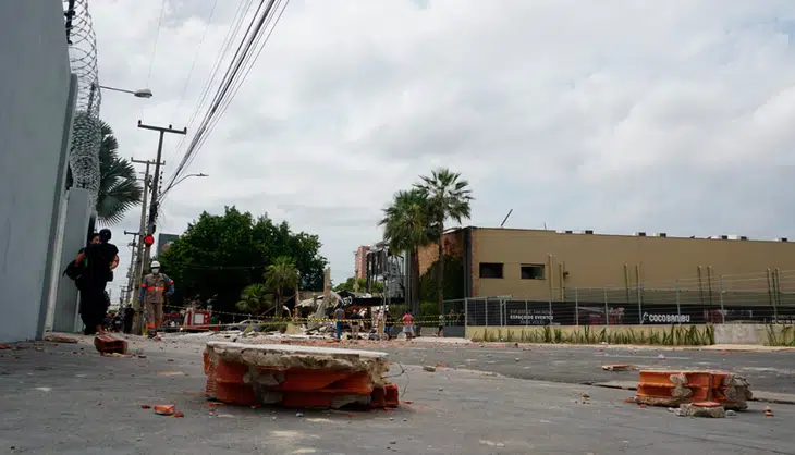 Pedaço da fachada foi lançado a mais de 50 metros
