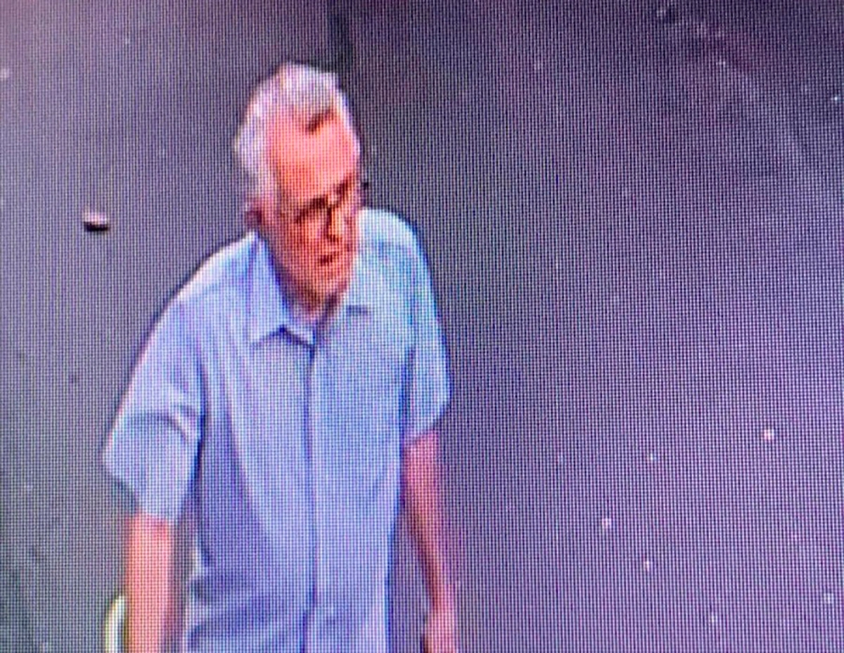 Imagens das câmeras de monitoramento de um estabelecimento mostram momento em que idoso se desloca na Av. José de Freitas
