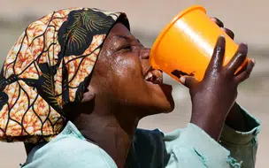 OMS quer ação urgente para garantir água potável, saneamento e higiene global