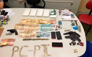 Polícia civil prende três pessoas e apreende armas e drogas durante operação