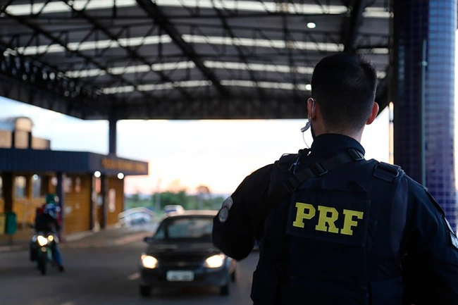 Policiais Rodoviários Federais recuperaram um veículo objeto de estelionato. A ação aconteceu na BR 343 em Capitão de Campos.