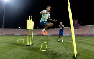 Alex Sandro faz trabalho físico e mostra evolução