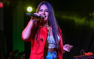 Cantora Paulinha Abelha segue estável na UTI e respira com auxílio de aparelhos