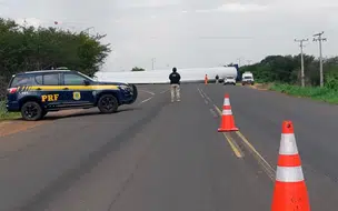 Trecho da BR-316 permanece interditado após caminhão com pá eólica tombar
