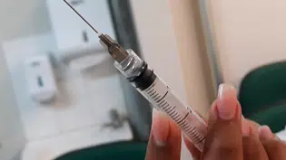 OMS alerta para aumento de casos de COVID e diminuição na procura por vacinas