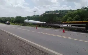 Caminhão com pá eólica tomba e deixa uma pessoa ferida no Piauí