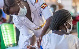 Segundo OMS, casos caem no mundo todo, mas número de mortes segue subindo