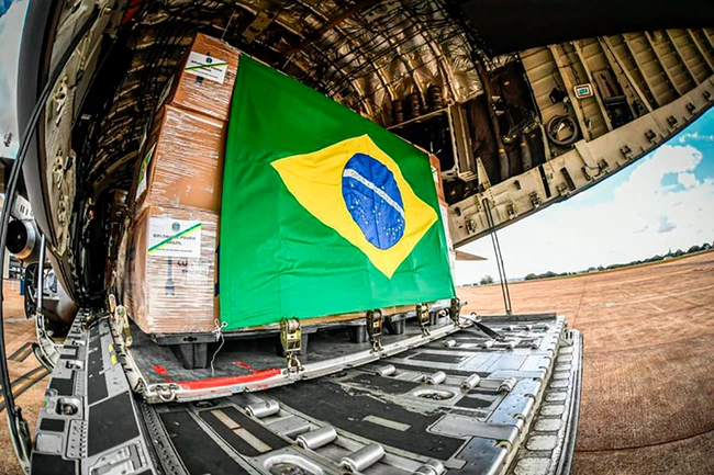 A operação de resgate inicia com a decolagem de uma aeronave KC-390 Millennium, da Força Aérea Brasileira (FAB), que parte de Brasília para Varsóvia, capital da Polônia