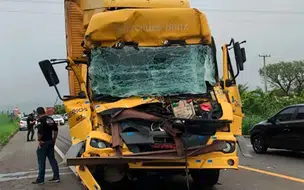 Caminhão do Sedex fica destruído após acidente na BR-343