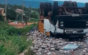 Quatro pessoas ficam feridas após caminhão tombar no Sul do Piauí
