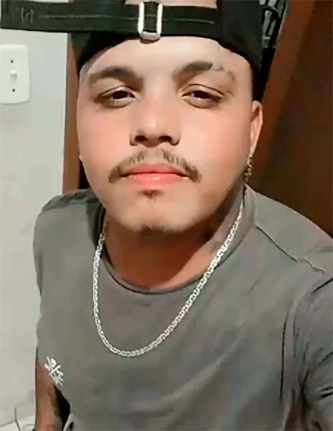 Cantor Cleiton Oliveira vocalista do grupo raio musical