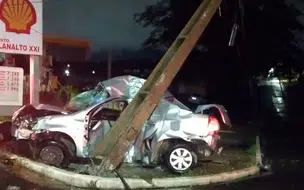 Assaltantes sofrem acidente durante fuga após roubar carro de agente da PRF