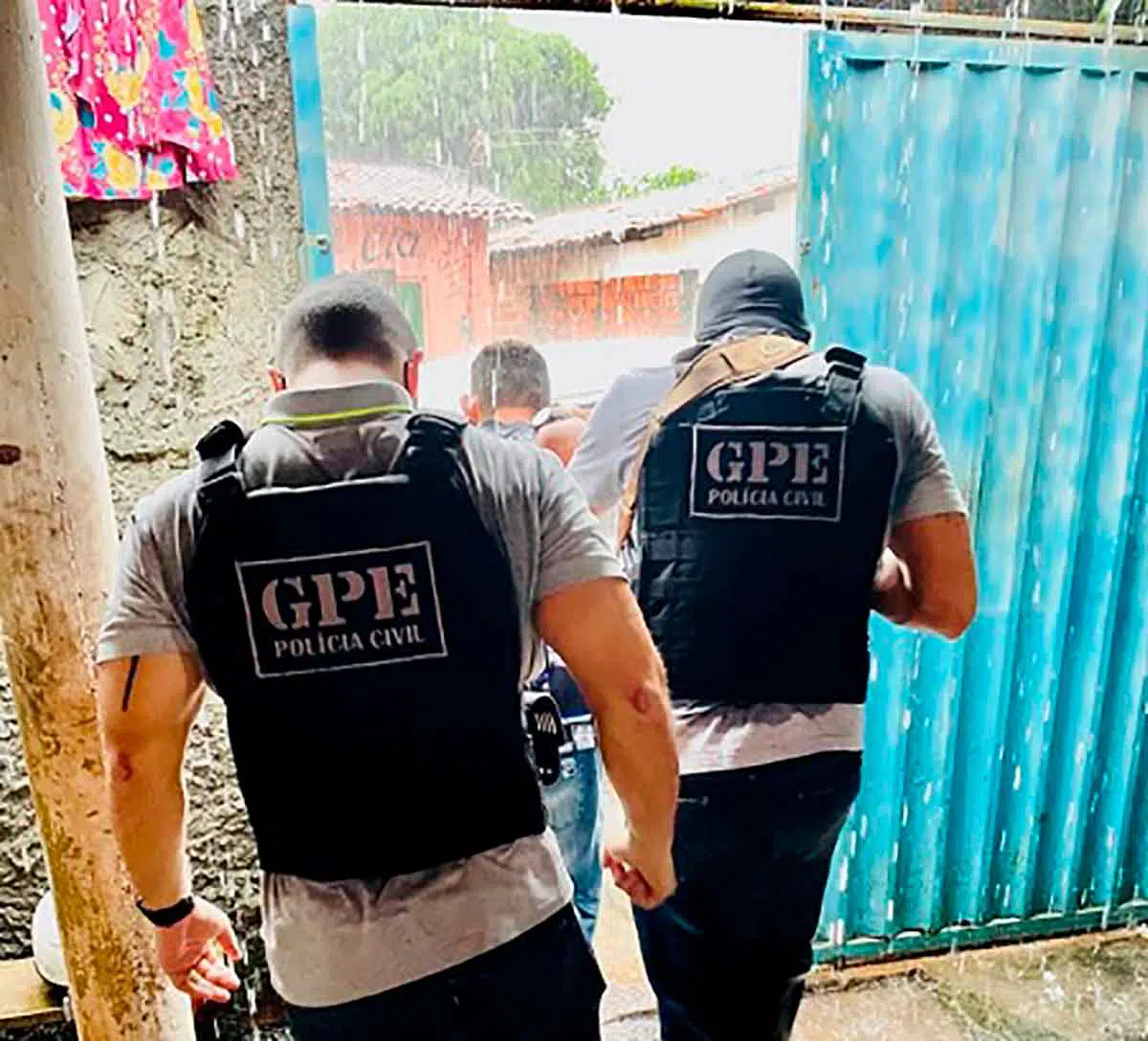 Momento em que o suspeito é detido e conduzido pelos agentes da polícia civil