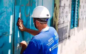 Detentos auxiliam na cobertura de muros pichados em cidade do Piauí