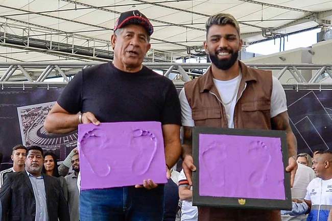 Os ídolos rubro-negros Nunes e Gabigol colocaram os pés na Calçada da Fama do Maracanã na tarde desta terça-feira.