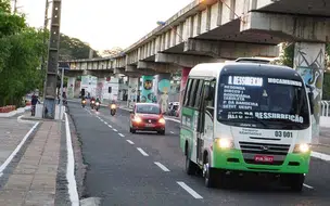 Motoristas e cobradores de ônibus deflagram greve em Teresina