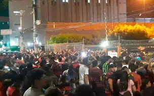 Jogadores do Flamengo chegam a hotel em Teresina e são saudados por torcedores