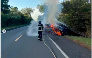 Semi-reboque pega fogo e corpo de bombeiros é acionado