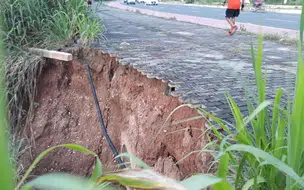 Pedestres relatam medo por causa de cratera no passeio da Av. Padre Humberto