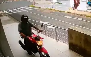 Bandido se atrapalha e cai da moto ao tentar roubar mulher no centro de Teresina