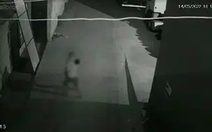 Câmeras de segurança flagram momento em que homem arrasta vítima para estuprá-la