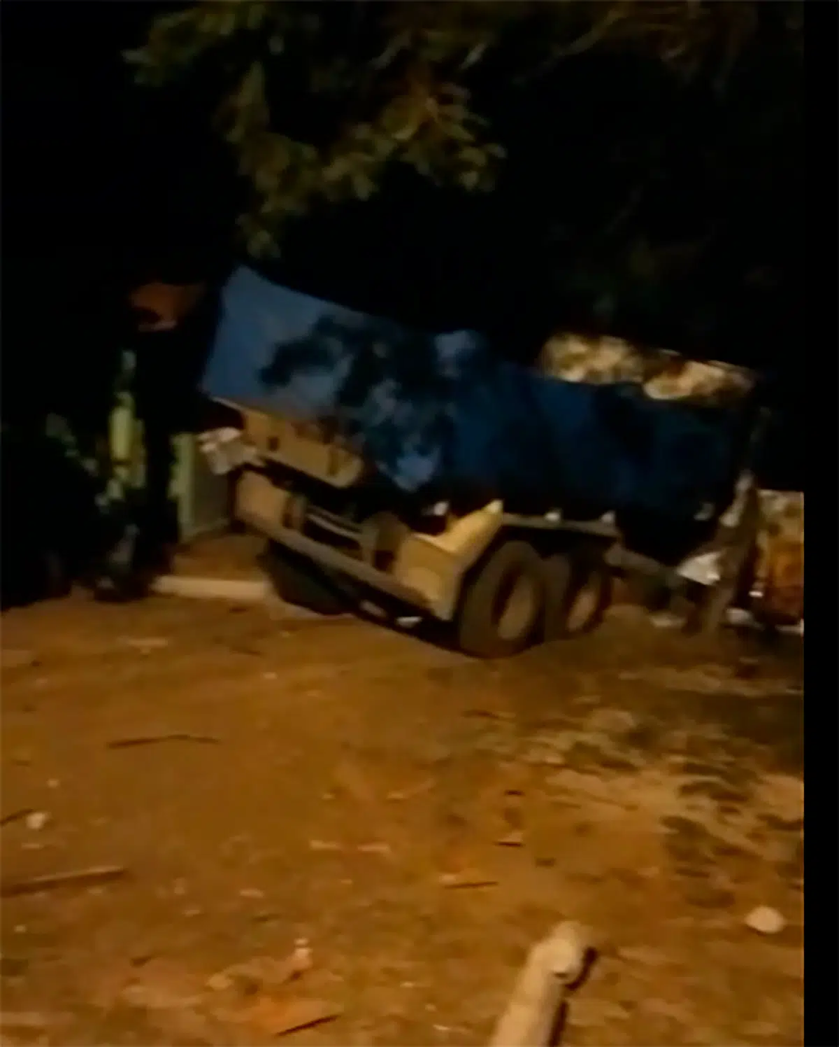 Caminhão destruiu para de ônibus e parte da estrutura de um bar próximo às margens da rodovia