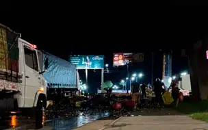 Carga de cerveja cai de caminhão e é saqueada por populares em Teresina