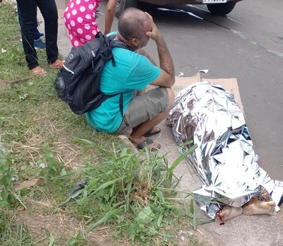 Ela teria se assustado e resolveu sair pela janela batendo com a cabeça no meio-fio e morreu na hora