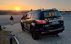 Motorista de caminhão morre após veículo cair em telhado de casa no Piauí