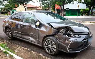 Carro fica parcialmente destruído após acidente com trem de carga na zona norte