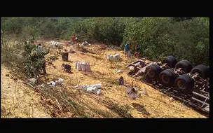 Caminhão com carga de milho tomba e populares saqueiam carga no Piauí