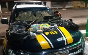 Bandidos fogem e abandonam carro com armas, drogas e munições no litoral