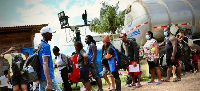 Migrantes fazem fila em Lajas Blancas, no Panamá, após cruzarem a selva de Darien