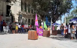 Professores grevistas fazem protesto com música ao vivo em frente a PMT