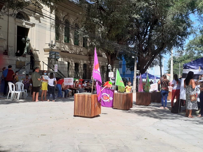 Professores da rede municipal realizam protesto em frente ao prédio da Prefeitura de Teresina