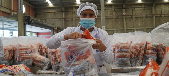 Pacotes de alimentos preparados na Colômbia para distribuição em escolas na Venezuela.
