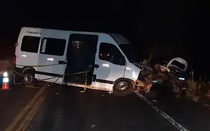Colisão entre Van e carro de passeio deixa várias pessoas feridas na BR-316