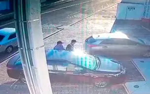 Câmera flagra idosa sendo arrancada de seu carro durante assalto em Teresina