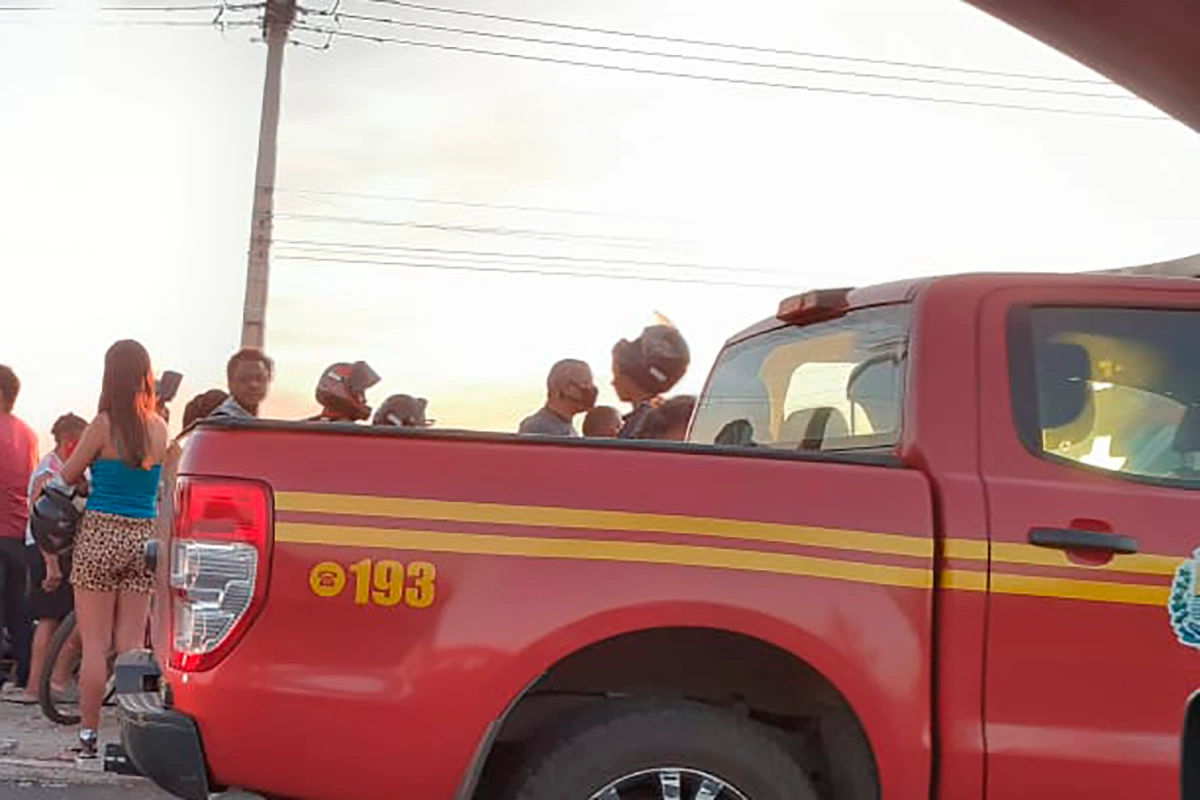 Uma equipe do Corpo De Bombeiros precisou auxiliar na retirada das vítimas