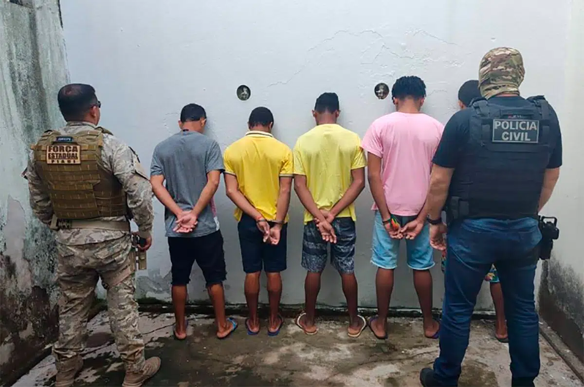 A polícia prendeu sete pessoas, dentre eles cinco adolescentes e dois adultos