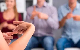 Sancionada lei que prevê atendimento via call center para pessoas surdas no PI