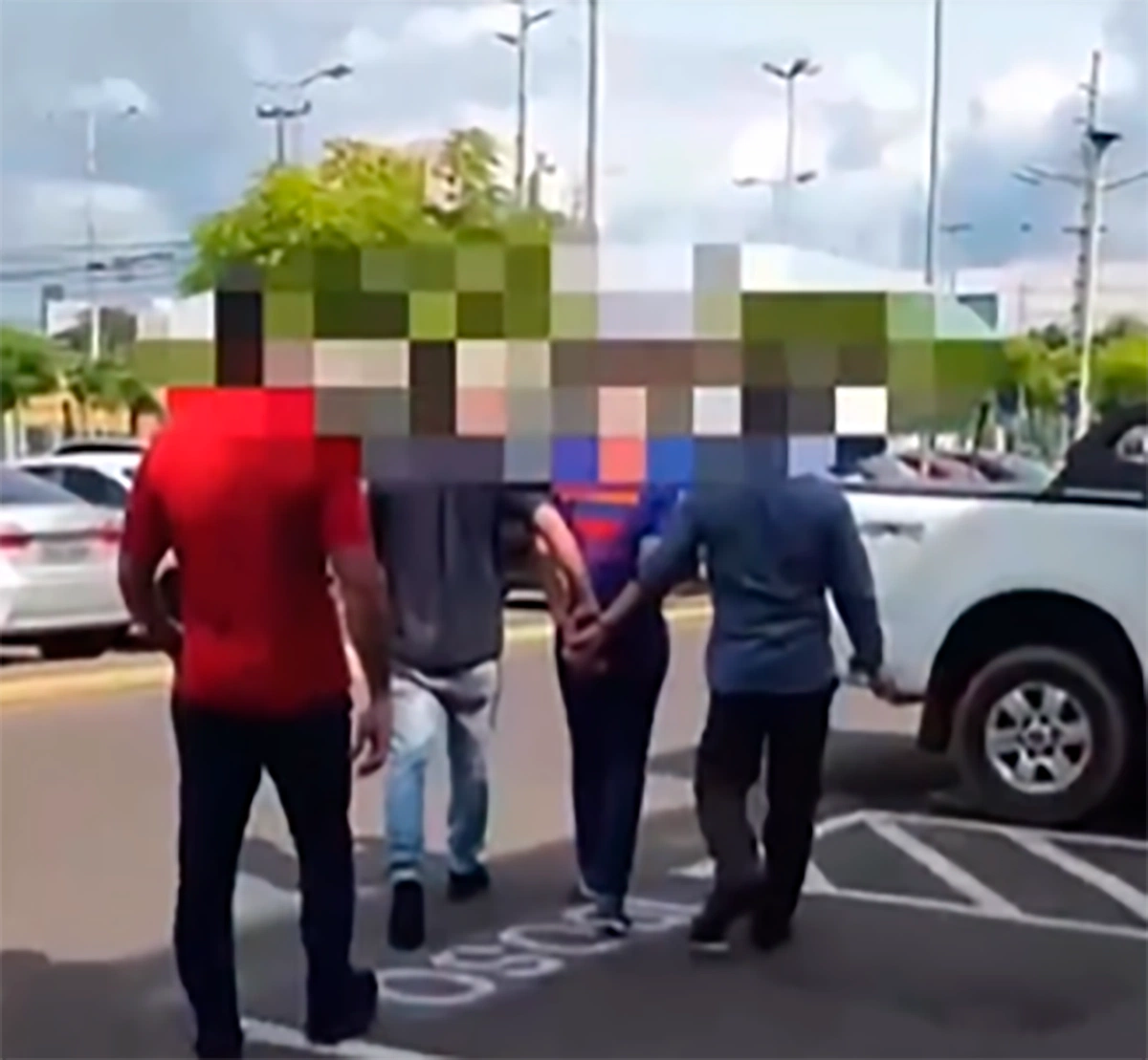 Investigadores da polícia civil gravaram o momento em que jovem é preso dentro de Shopping de Teresina