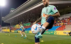 Jogador Daniel Alves é preso no exterior sob acusação de crime sexual
