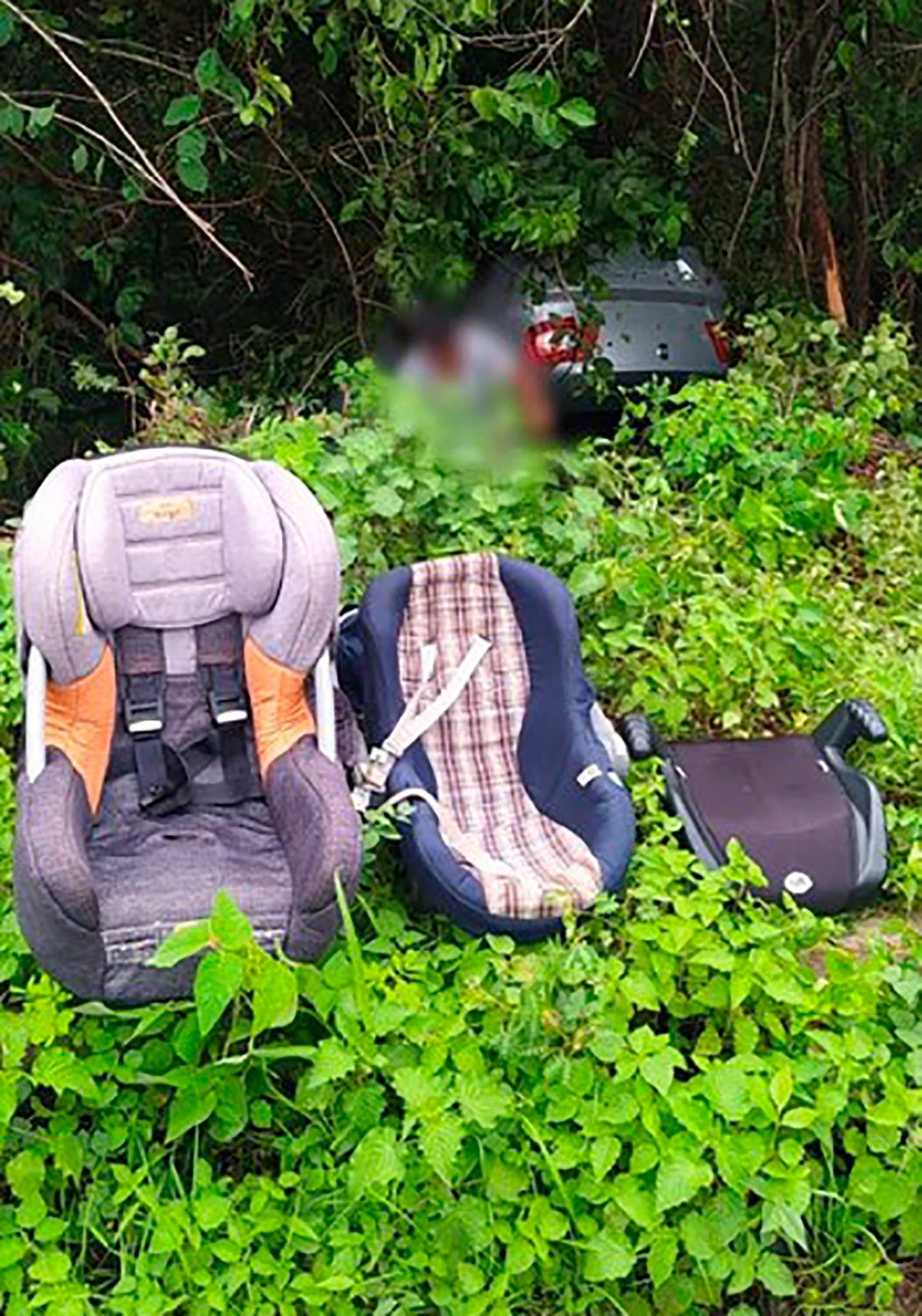 No banco de trás, três crianças de aproximadamente um, quatro e sete anos eram transportadas nos dispositivos de segurança adequados: bebê conforto, cadeirinha e assento de elevação, respectivamente.