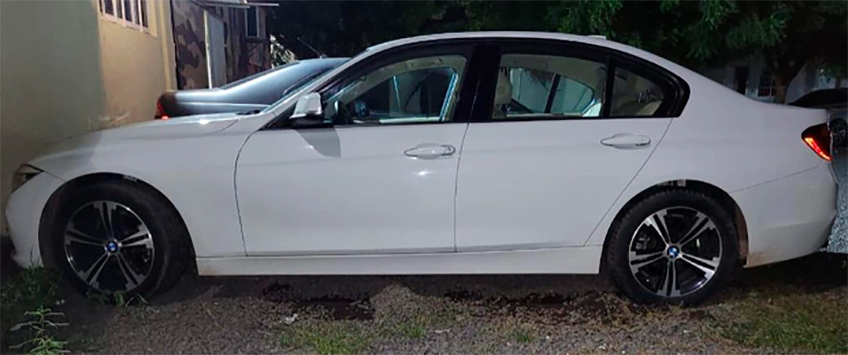 Também foi apreendido um veículo de luxo, marca BMW 320i, utilizada pelo homem detido