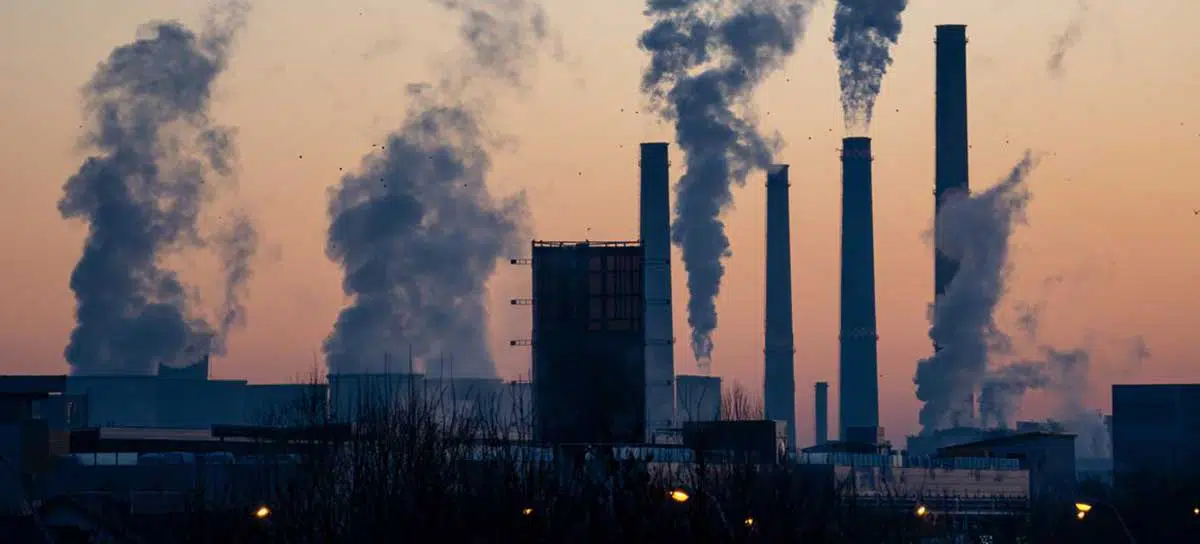 As usinas de combustíveis fósseis são um dos maiores emissores de gases de efeito estufa que causam mudanças climáticas