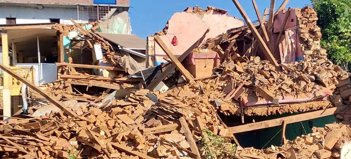 Casas danificadas pelo terremoto de magnitude 6,4 que atingiu o oeste do Nepal em 3 de novembro