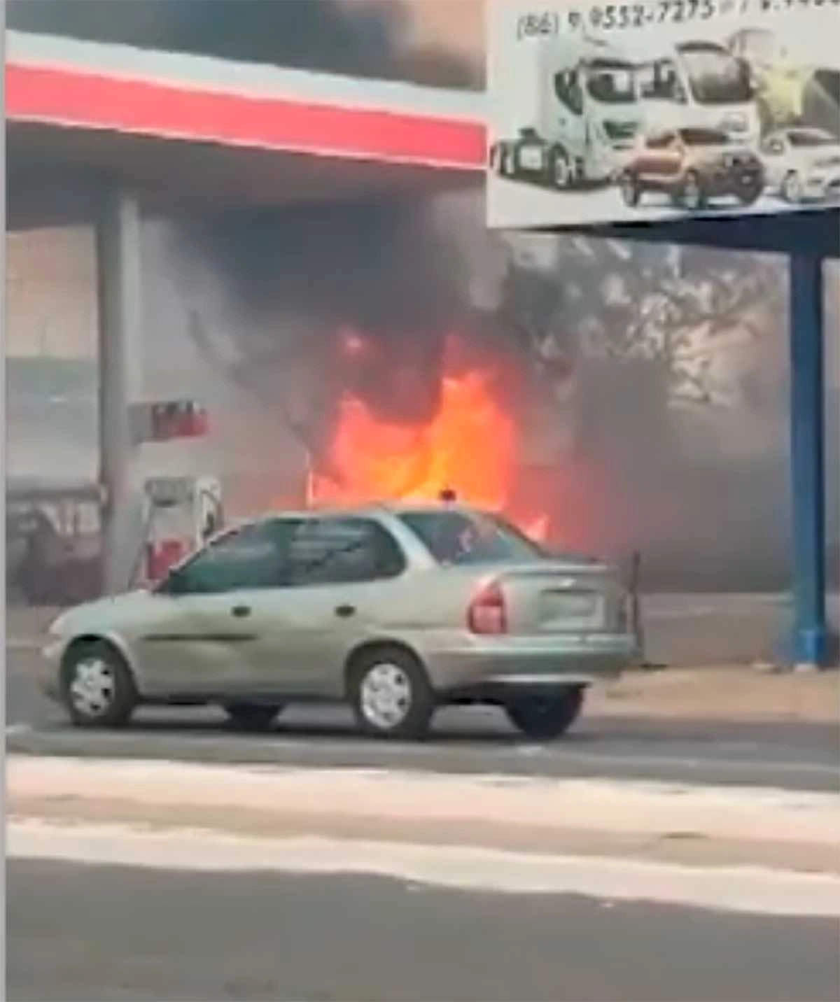 Em vídeo gravado por populares é possível ver que por pouco o fogo não atingiu o posto