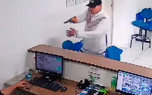 Assaltante finge ser cliente para roubar emplacadora em Teresina, Veja vídeo