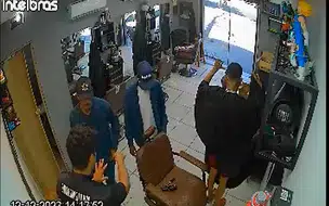 Câmera flagra assalto à barbearia no bairro Promorar em Teresina